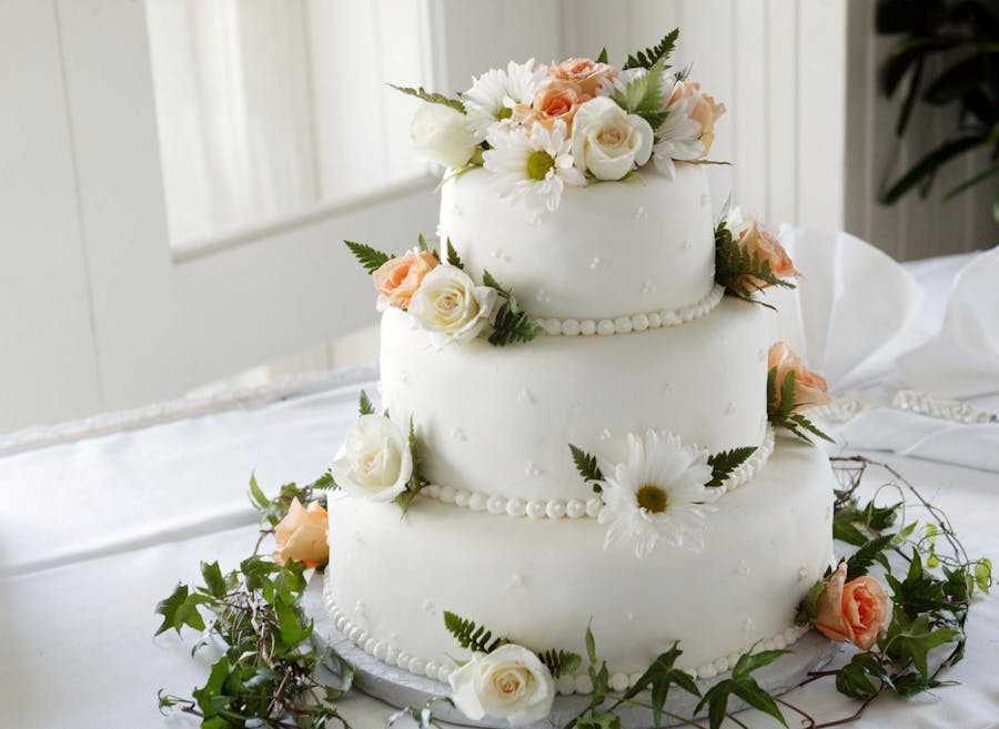 Coastal-inspired wedding cake with sugar florals